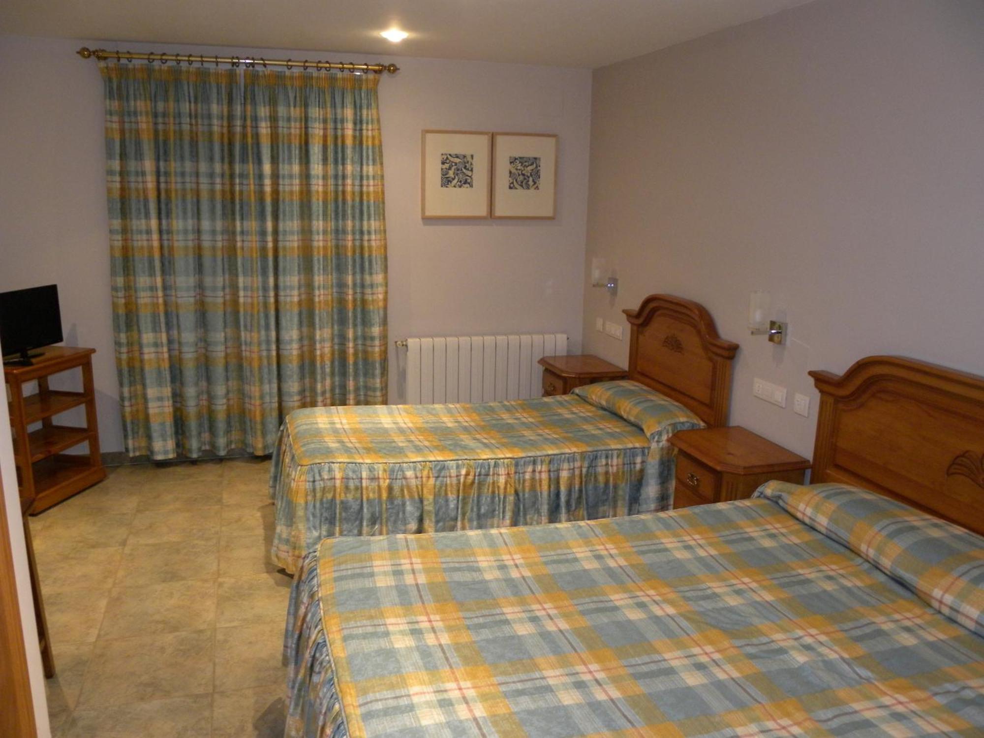 Hotel Duque De Calabria Manzanera Oda fotoğraf