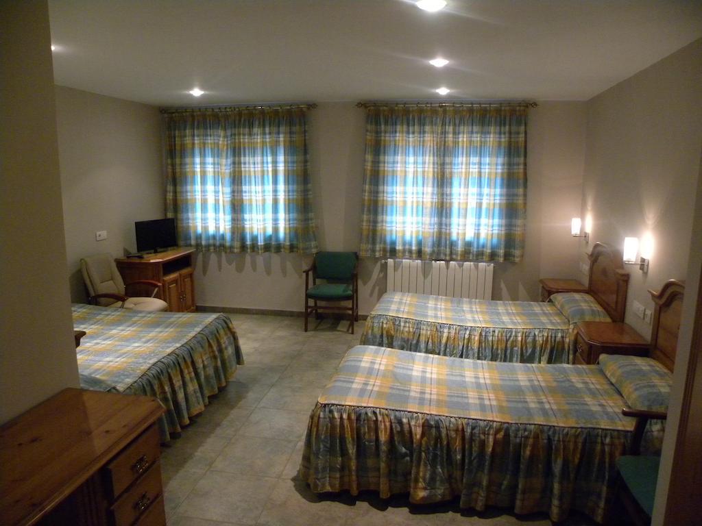 Hotel Duque De Calabria Manzanera Oda fotoğraf
